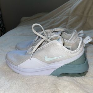 Nike Air Max Motion 2 in White Ocean Cube